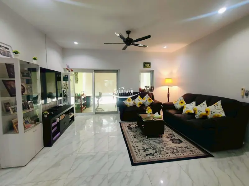 Expansive Open-Plan Living & Lounge Area