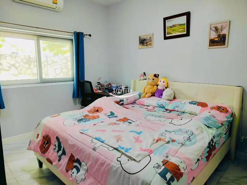 Spacious Multi-Purpose Bedroom & Work-from-Home Space