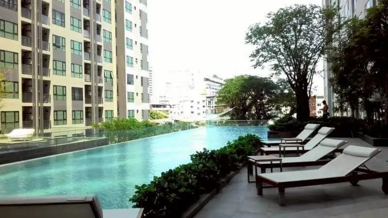 Relaxing common swimming pool