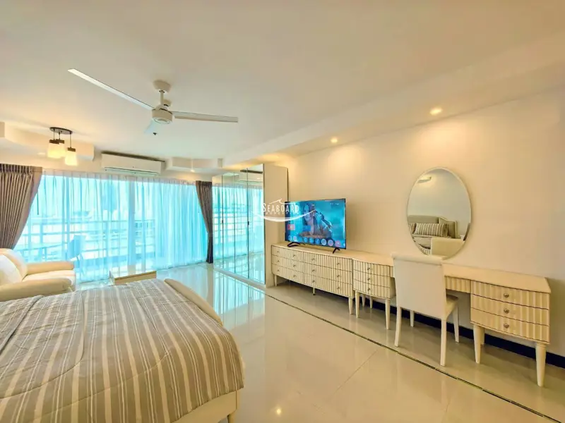 ozy Bedroom with City/Sea View