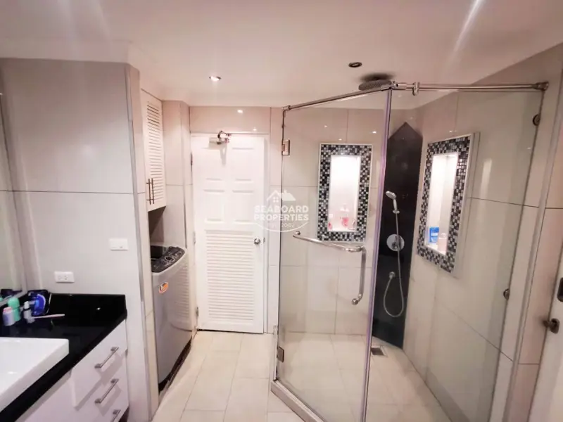 Modern bathroom with walk-in shower - View Talay 6 Condo Rent Pattaya