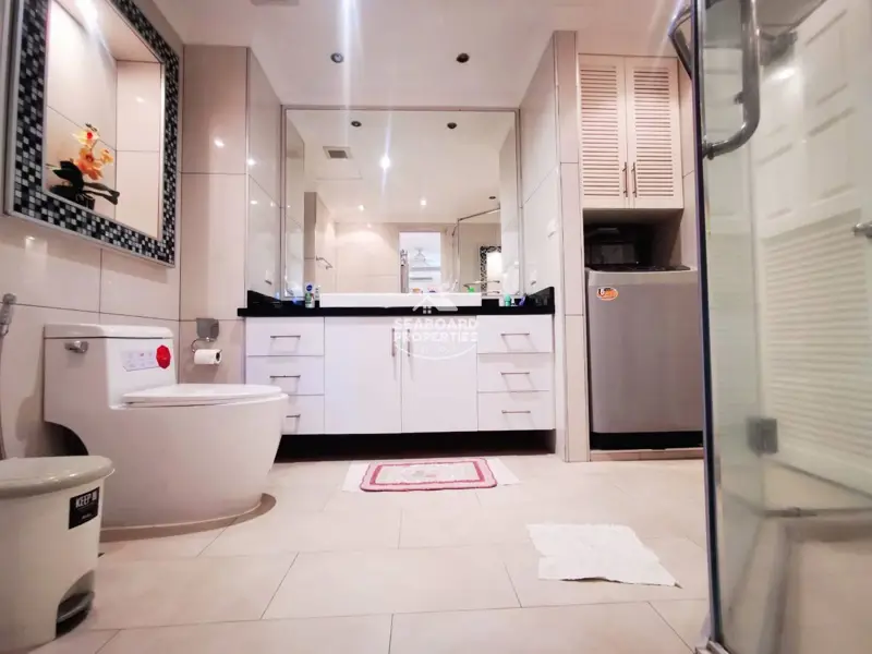 Modern bathroom with walk-in shower - View Talay 6 Condo Rent Pattaya