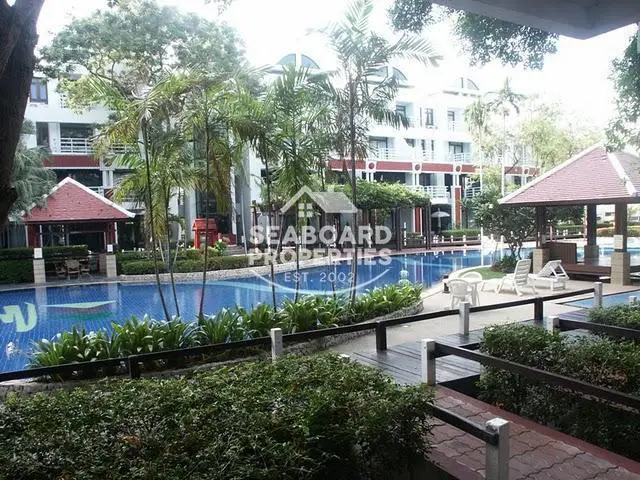 Metro Jomtien Condominium Large Outdoor Swimming Pool & Gardens