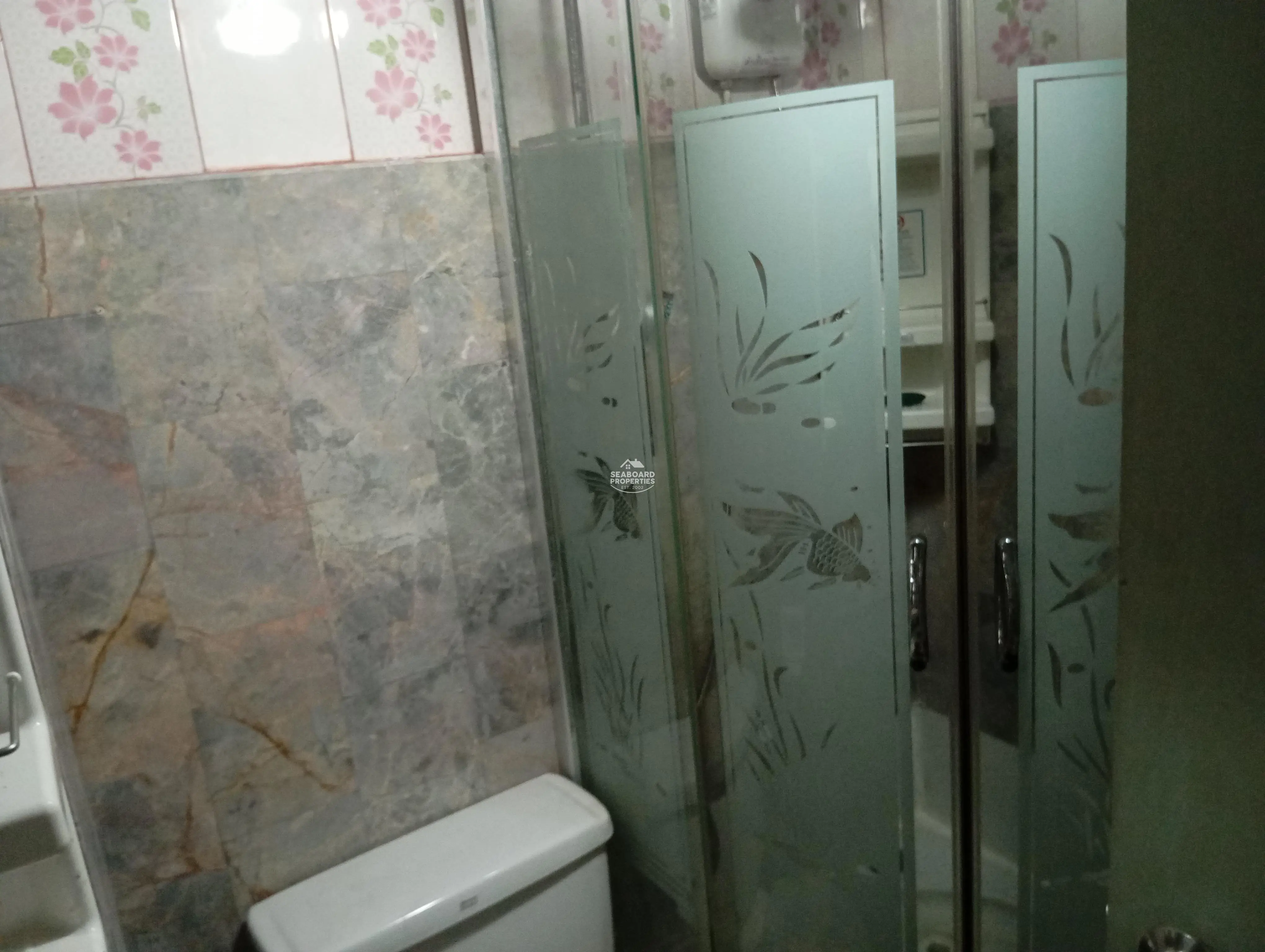 Nirun Grand Ville Condominium Shower Enclosure