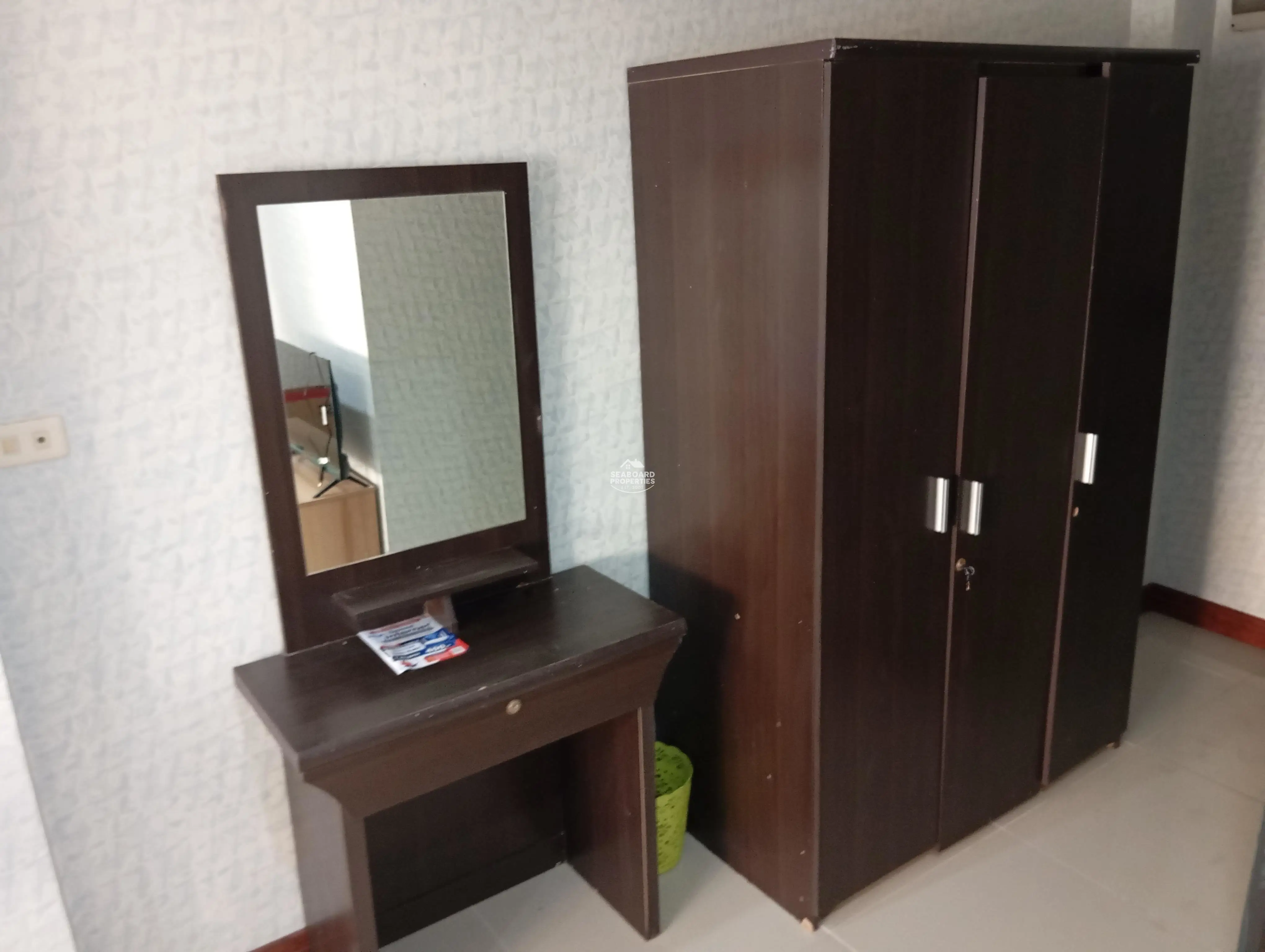 Nirun Grand Ville Condominium Dressing Table and Wardrobe