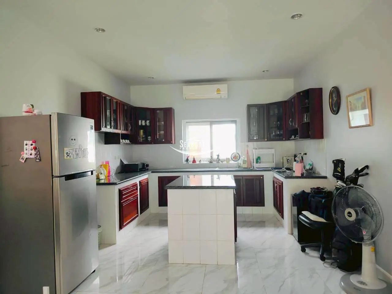 Fully Equipped Modern European Kitchen with Central Island