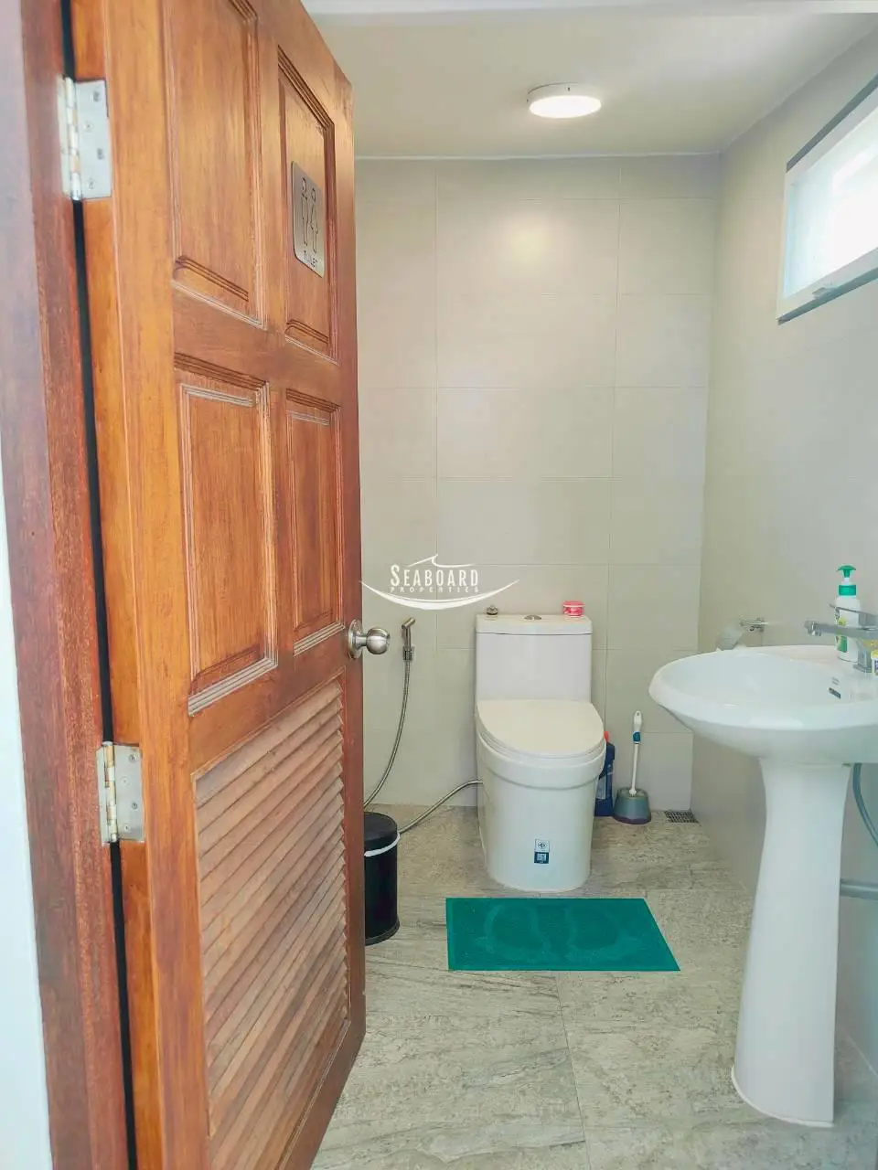 Sleek Contemporary En-Suite Bathroom with Premium Fixtures
