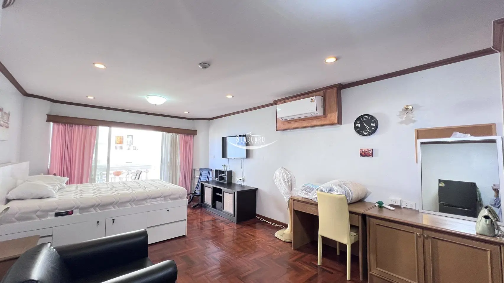 Park Beach Condominium For Rent  in Wongamat Beach