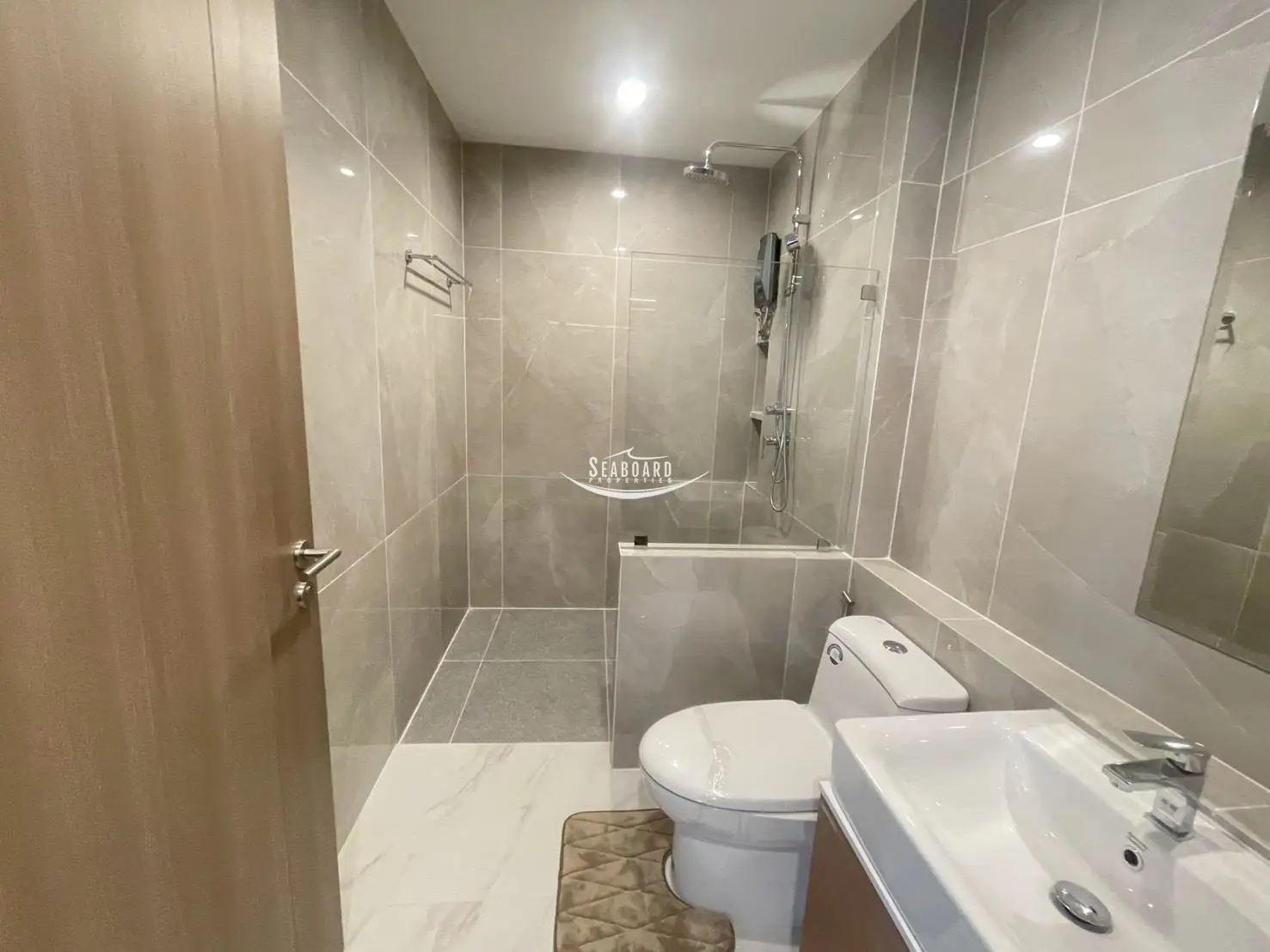 luxury-bathroom-walk-in-shower-jomtien-villa