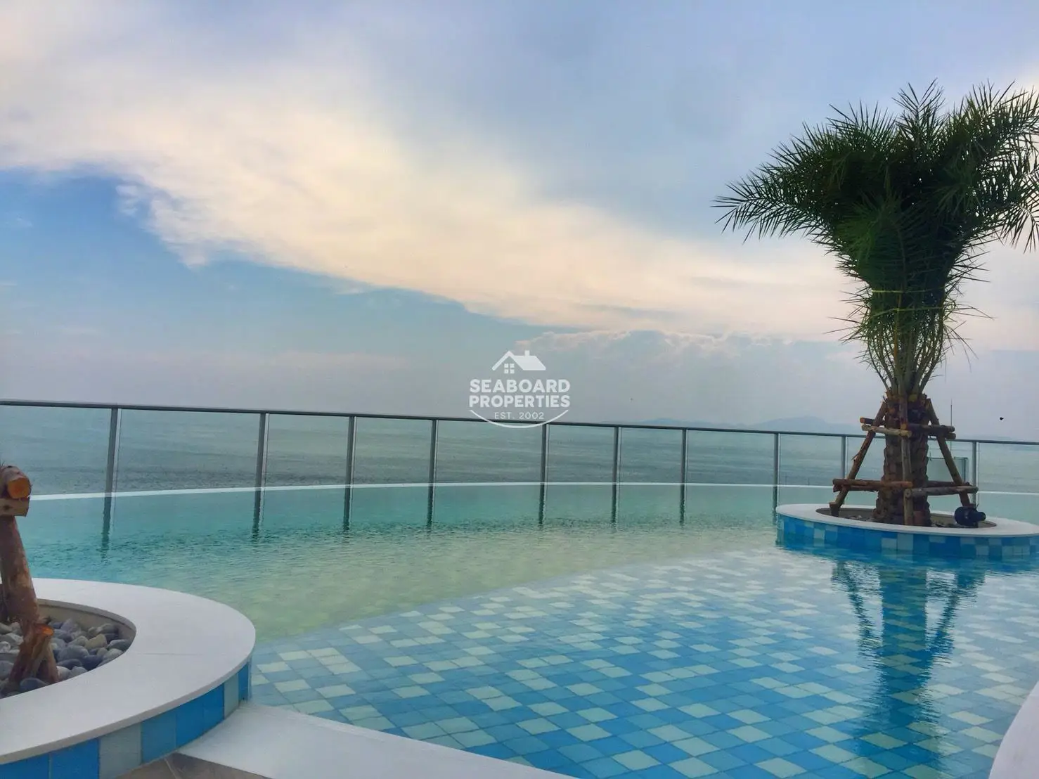 Sands Condominium - Rooftop Lounge & Deck