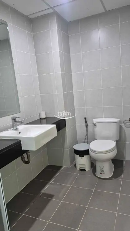 Sleek Contemporary Bathroom with Stylish Fixtures