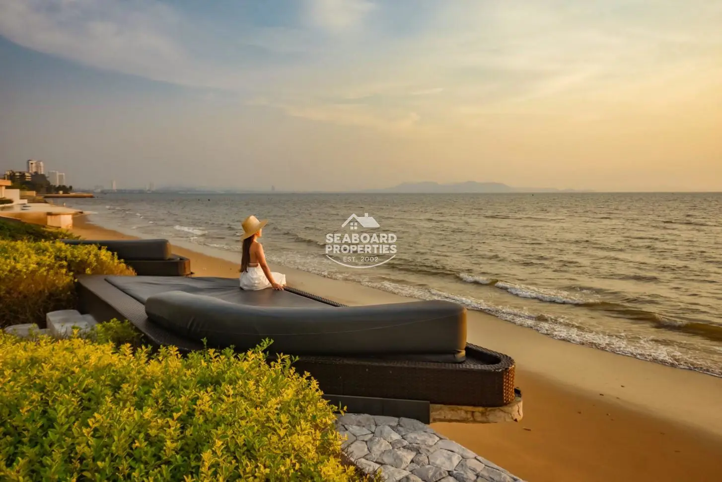 Veranda Residence Condominium beachfront lounge area Na Jomtien