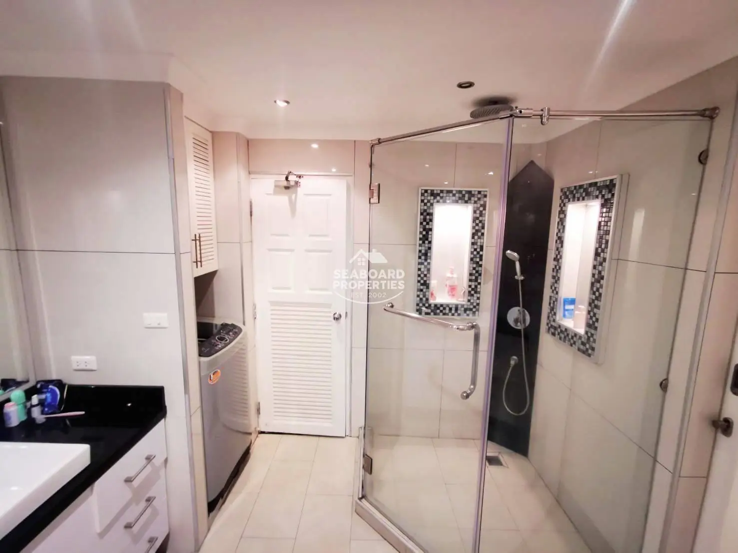 Modern bathroom with walk-in shower - View Talay 6 Condo Rent Pattaya