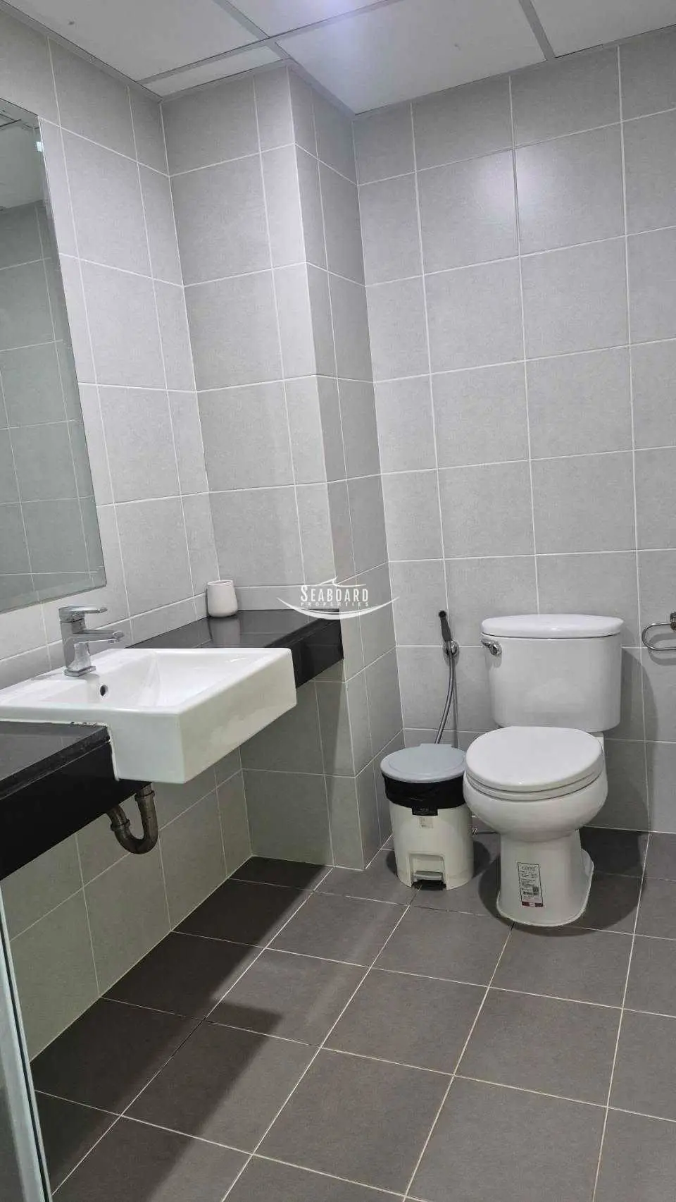 Sleek Contemporary Bathroom with Stylish Fixtures