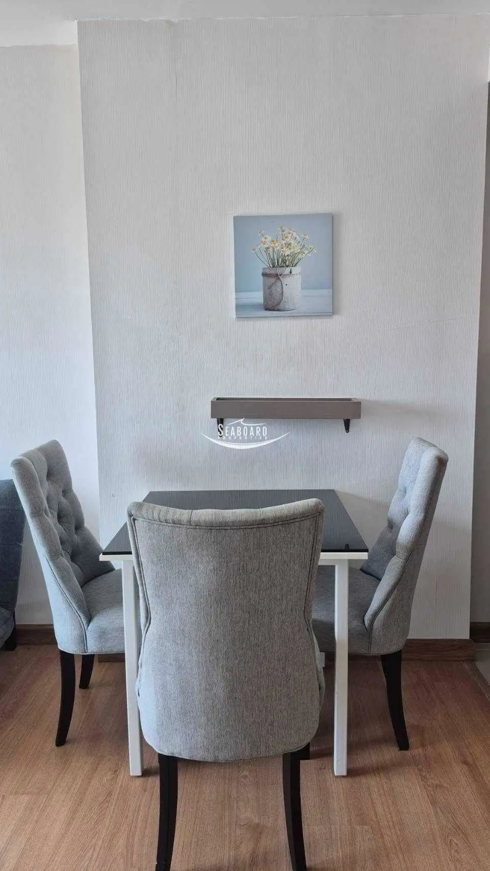 Stylish Private Dining Set & Contemporary Home Decor