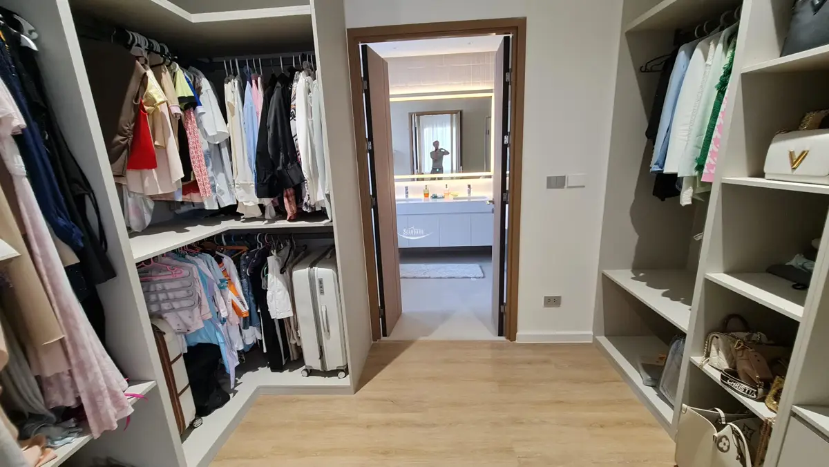 Horizon Pool Villa walk-in wardrobe