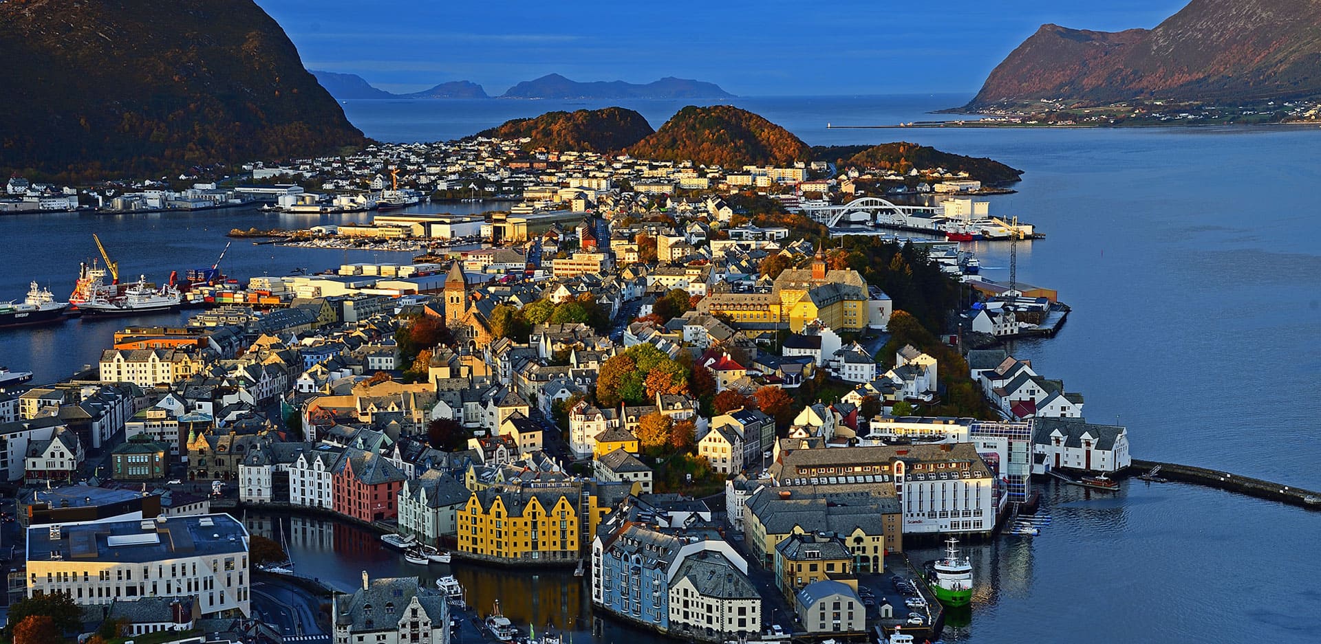 <h2>Unik . Fremsynt . Digital</h2><h3>Vi bygger nettsidene og appene som tar bedriften til neste nivå. Med KI-kraft.</h3>