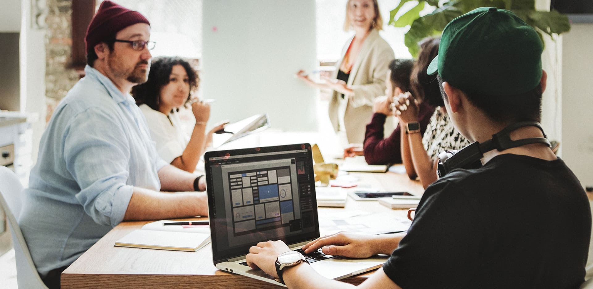 <h2>Unik . Fremsynt . Digital</h2><h3>Vi bygger nettsidene og appene som tar bedriften til neste nivå. Med KI-kraft.</h3>